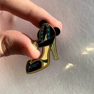 RARE Authentic Disney Divas Anna Frozen Heel Shoe Trading Pin